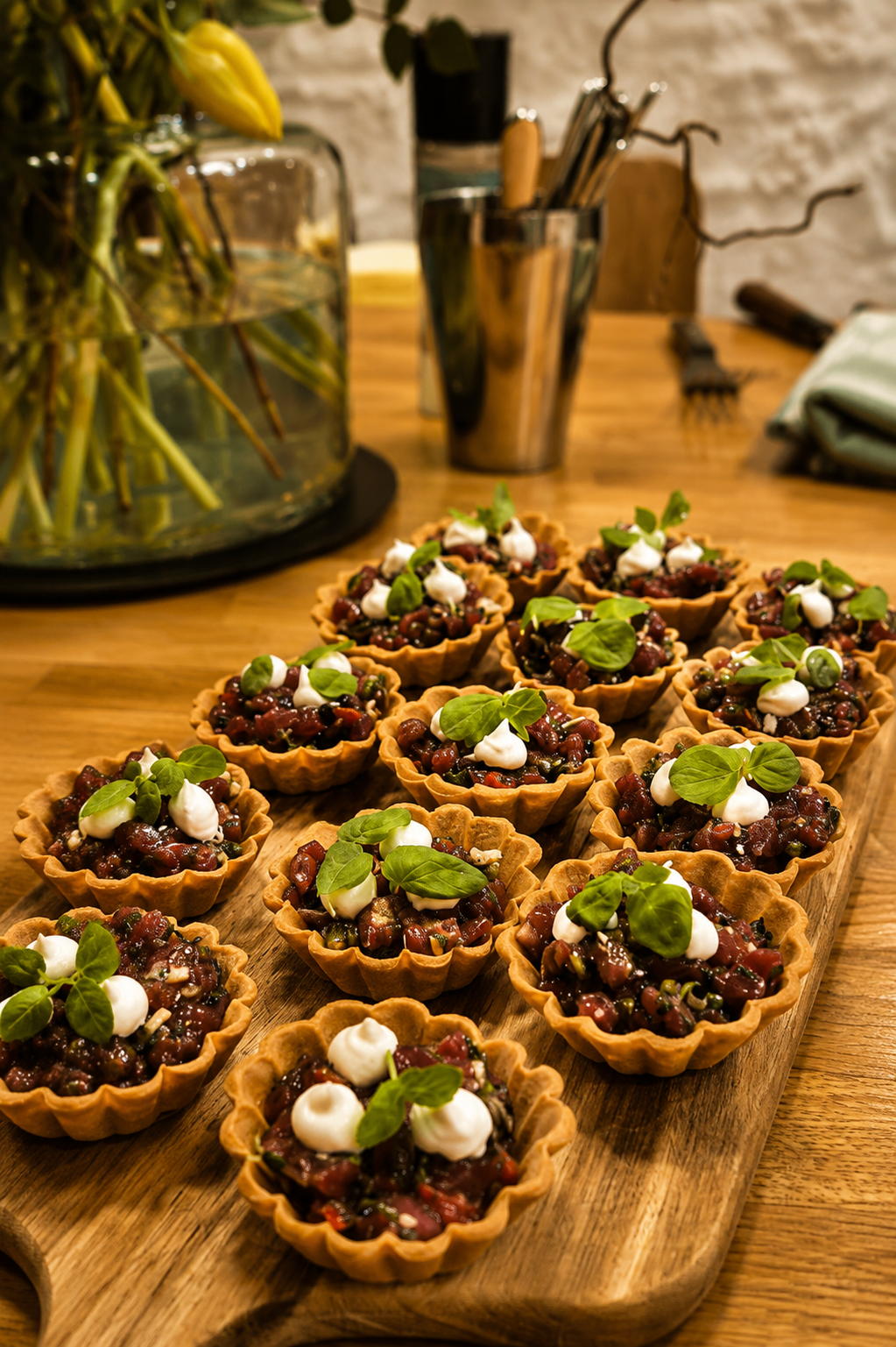 Tartare tartlets with basil and crème fraîche